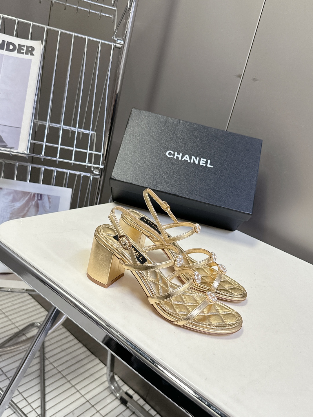  香奈儿CHANEL春夏最新款粗跟凉鞋
      超多网红时尚博主种草 高级感舒适，配女神们的半身裙，