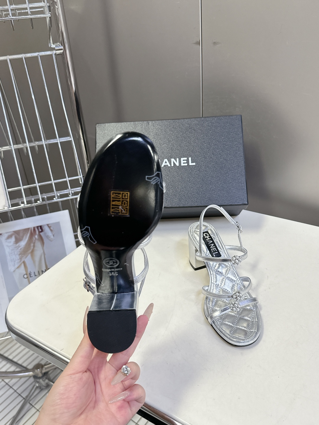  香奈儿CHANEL春夏最新款粗跟凉鞋
      超多网红时尚博主种草 高级感舒适，配女神们的半身裙，