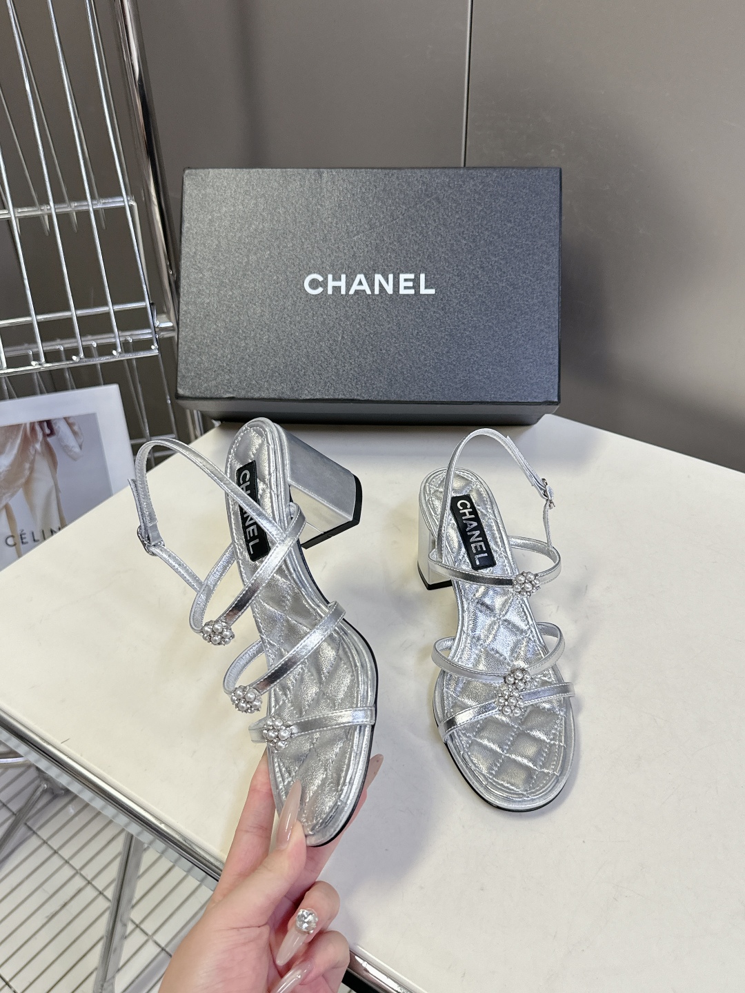  香奈儿CHANEL春夏最新款粗跟凉鞋
      超多网红时尚博主种草 高级感舒适，配女神们的半身裙，
