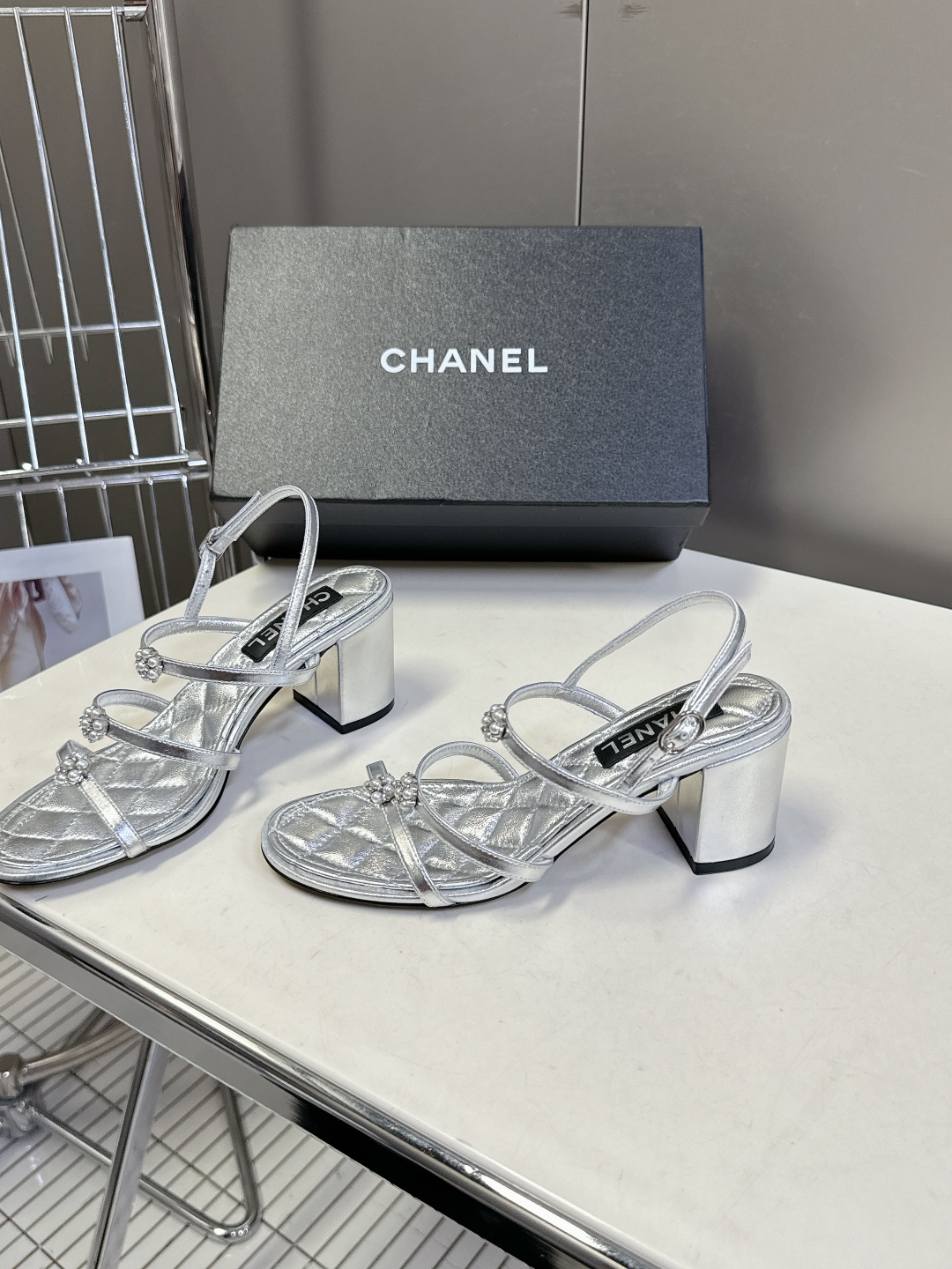  香奈儿CHANEL春夏最新款粗跟凉鞋
      超多网红时尚博主种草 高级感舒适，配女神们的半身裙，