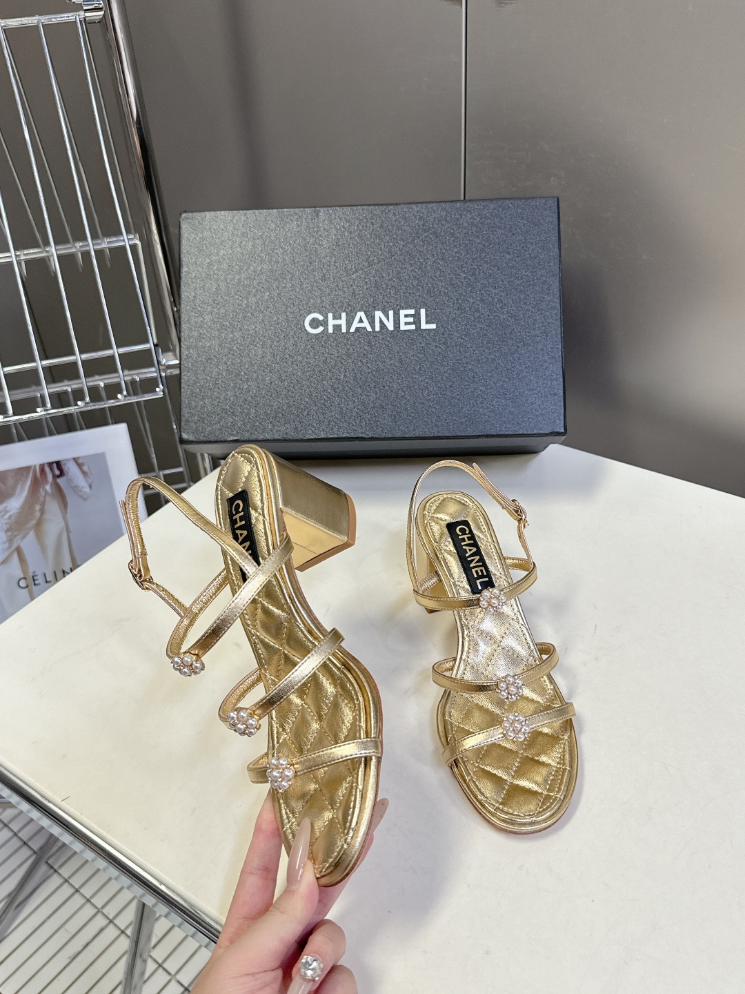  香奈儿CHANEL春夏最新款粗跟凉鞋
      超多网红时尚博主种草 高级感舒适，配女神们的半身裙，