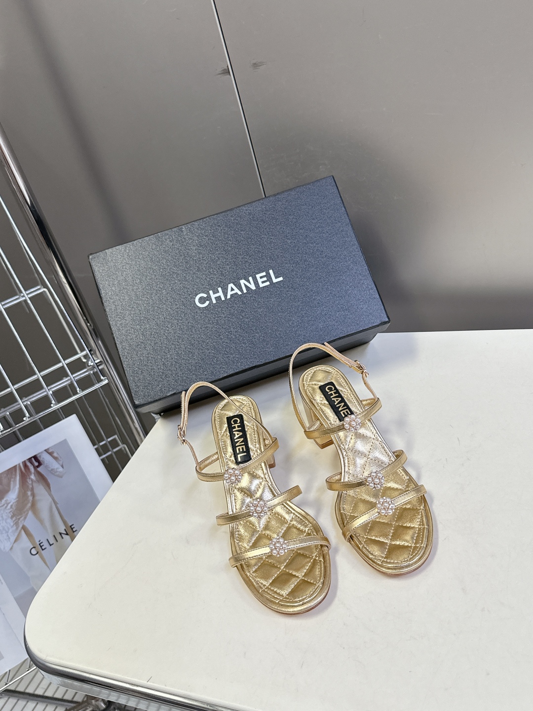  香奈儿CHANEL春夏最新款粗跟凉鞋
      超多网红时尚博主种草 高级感舒适，配女神们的半身裙，