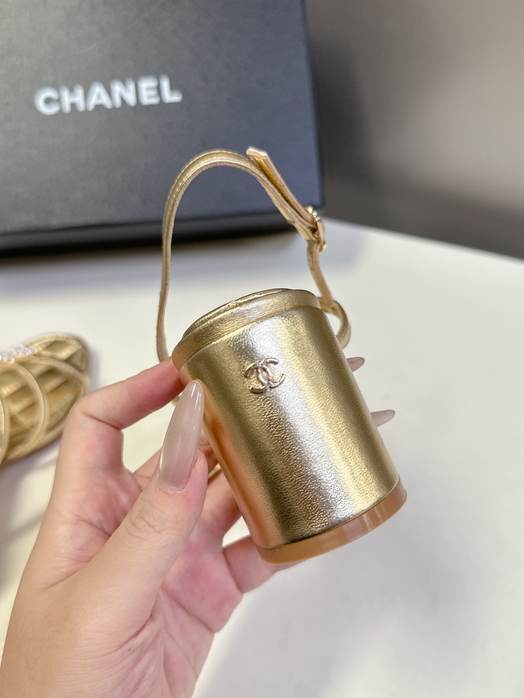  香奈儿CHANEL春夏最新款粗跟凉鞋
      超多网红时尚博主种草 高级感舒适，配女神们的半身裙，