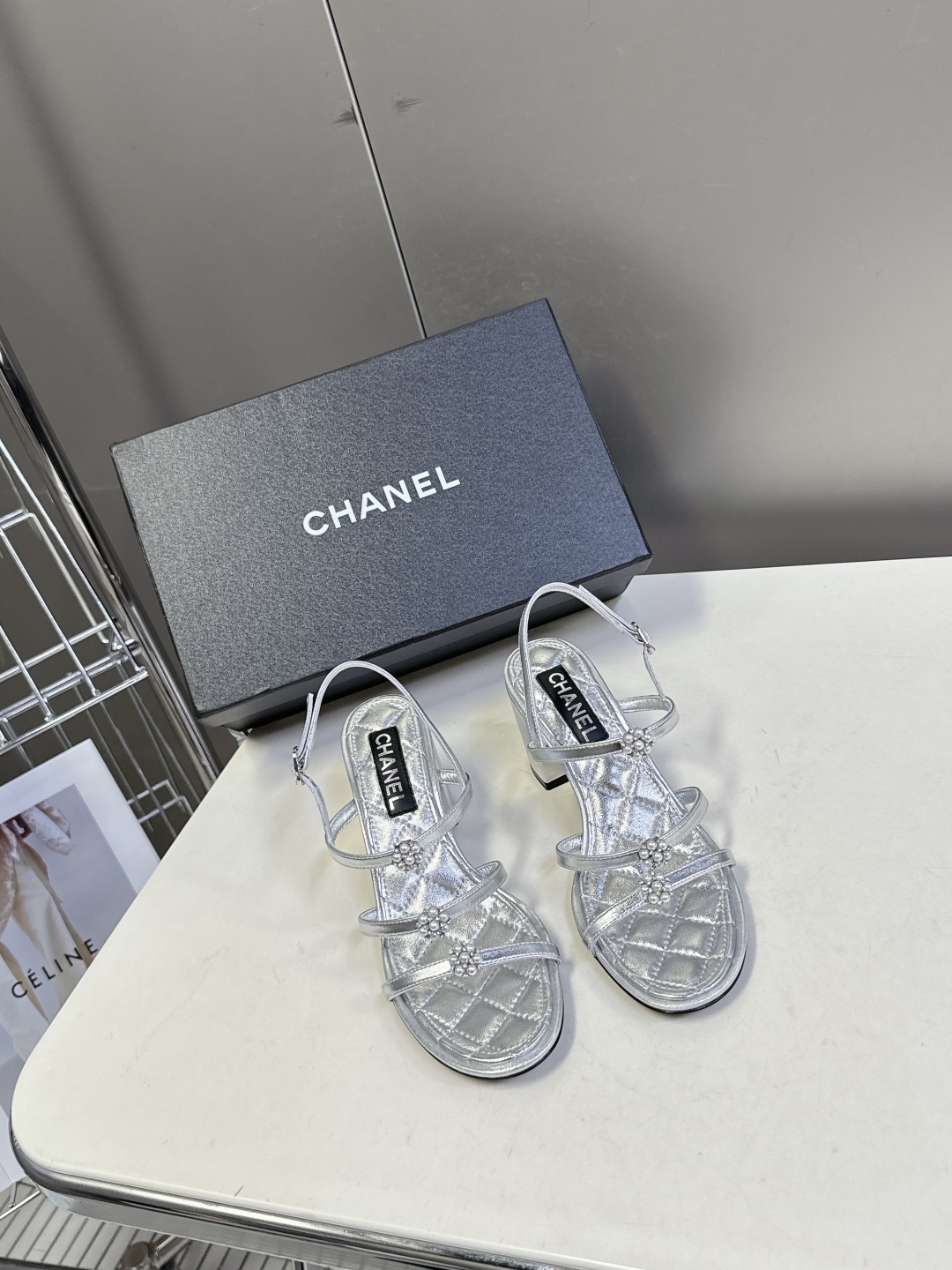  香奈儿CHANEL春夏最新款粗跟凉鞋
      超多网红时尚博主种草 高级感舒适，配女神们的半身裙，