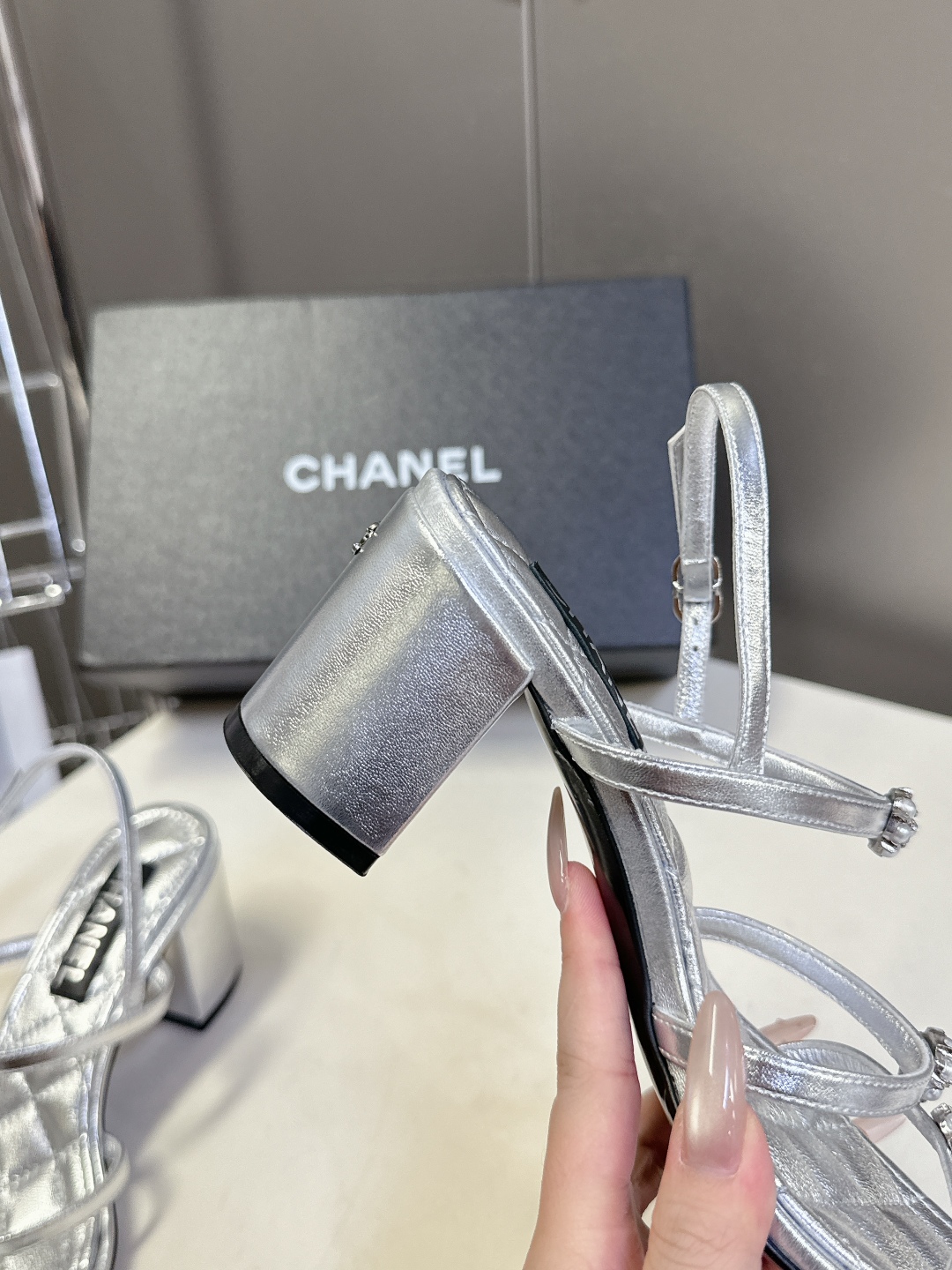  香奈儿CHANEL春夏最新款粗跟凉鞋
      超多网红时尚博主种草 高级感舒适，配女神们的半身裙，