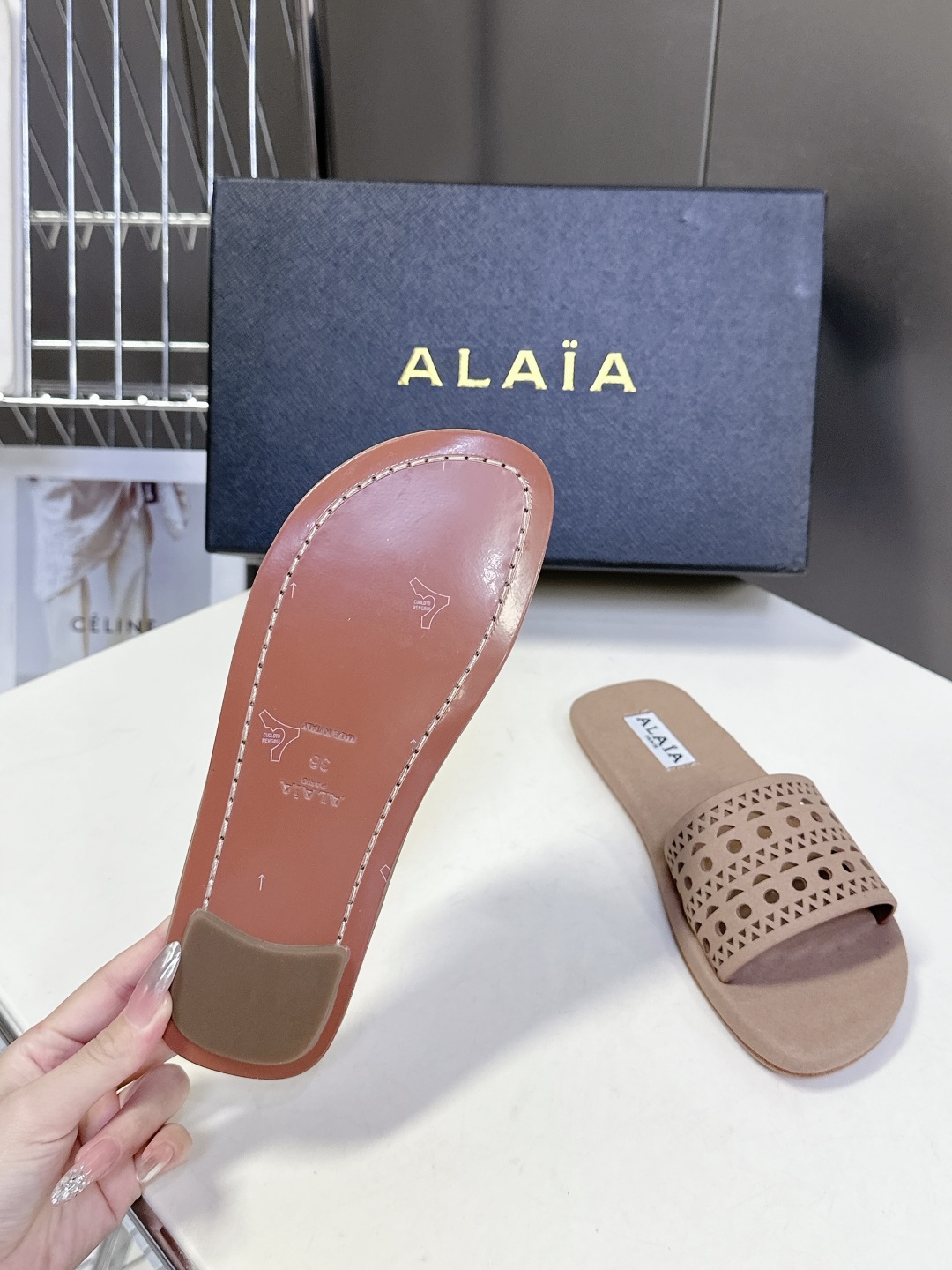  Alaia阿莱雅小众潮牌春夏新款冲孔雕花平底拖鞋
  这品牌这不用多说，是近两年最火之一的品牌，几乎博