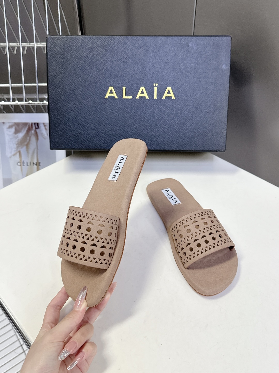  Alaia阿莱雅小众潮牌春夏新款冲孔雕花平底拖鞋
  这品牌这不用多说，是近两年最火之一的品牌，几乎博
