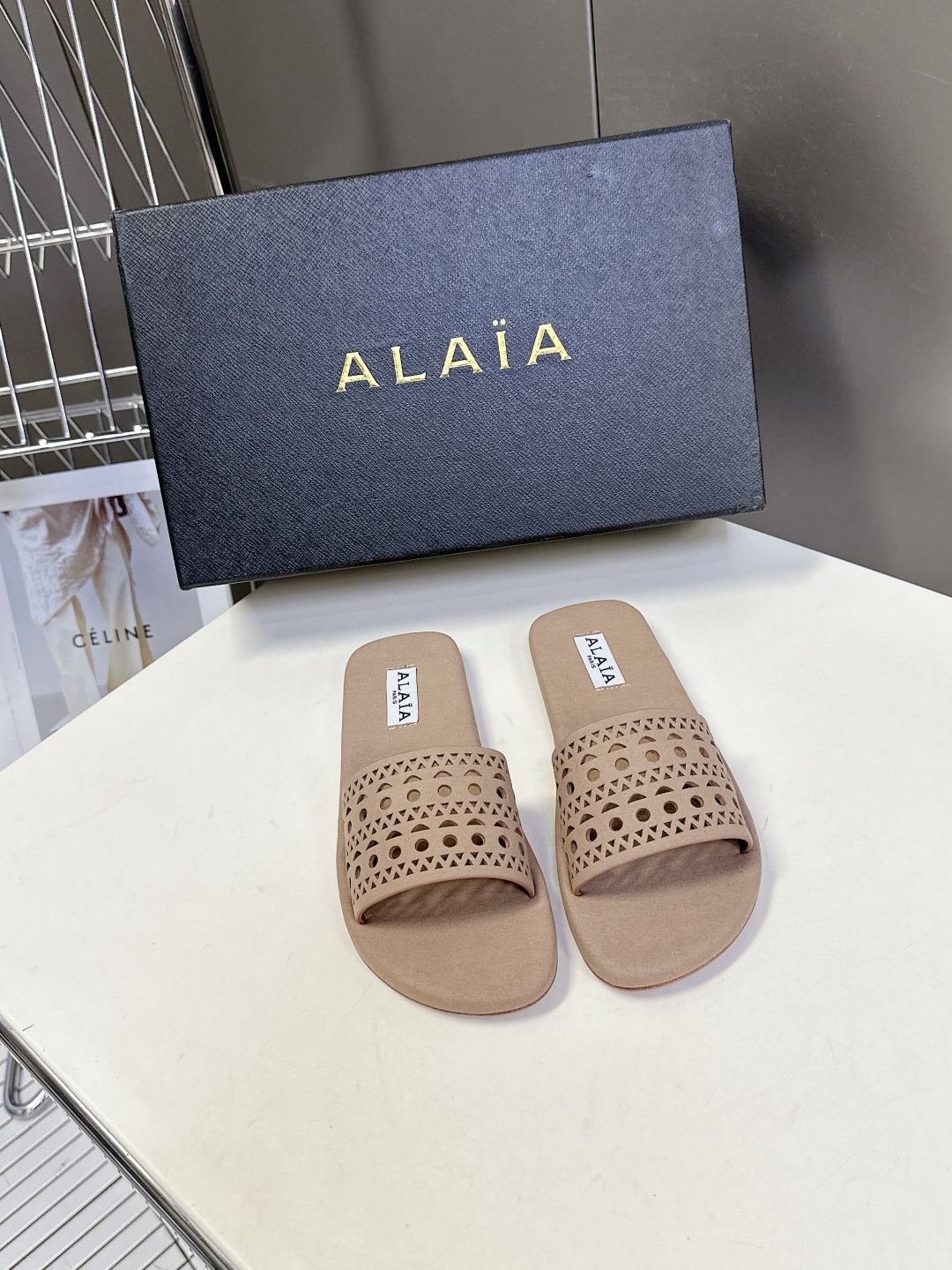  Alaia阿莱雅小众潮牌春夏新款冲孔雕花平底拖鞋
  这品牌这不用多说，是近两年最火之一的品牌，几乎博