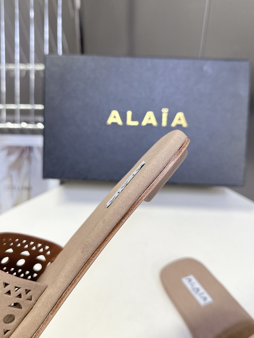  Alaia阿莱雅小众潮牌春夏新款冲孔雕花平底拖鞋
  这品牌这不用多说，是近两年最火之一的品牌，几乎博