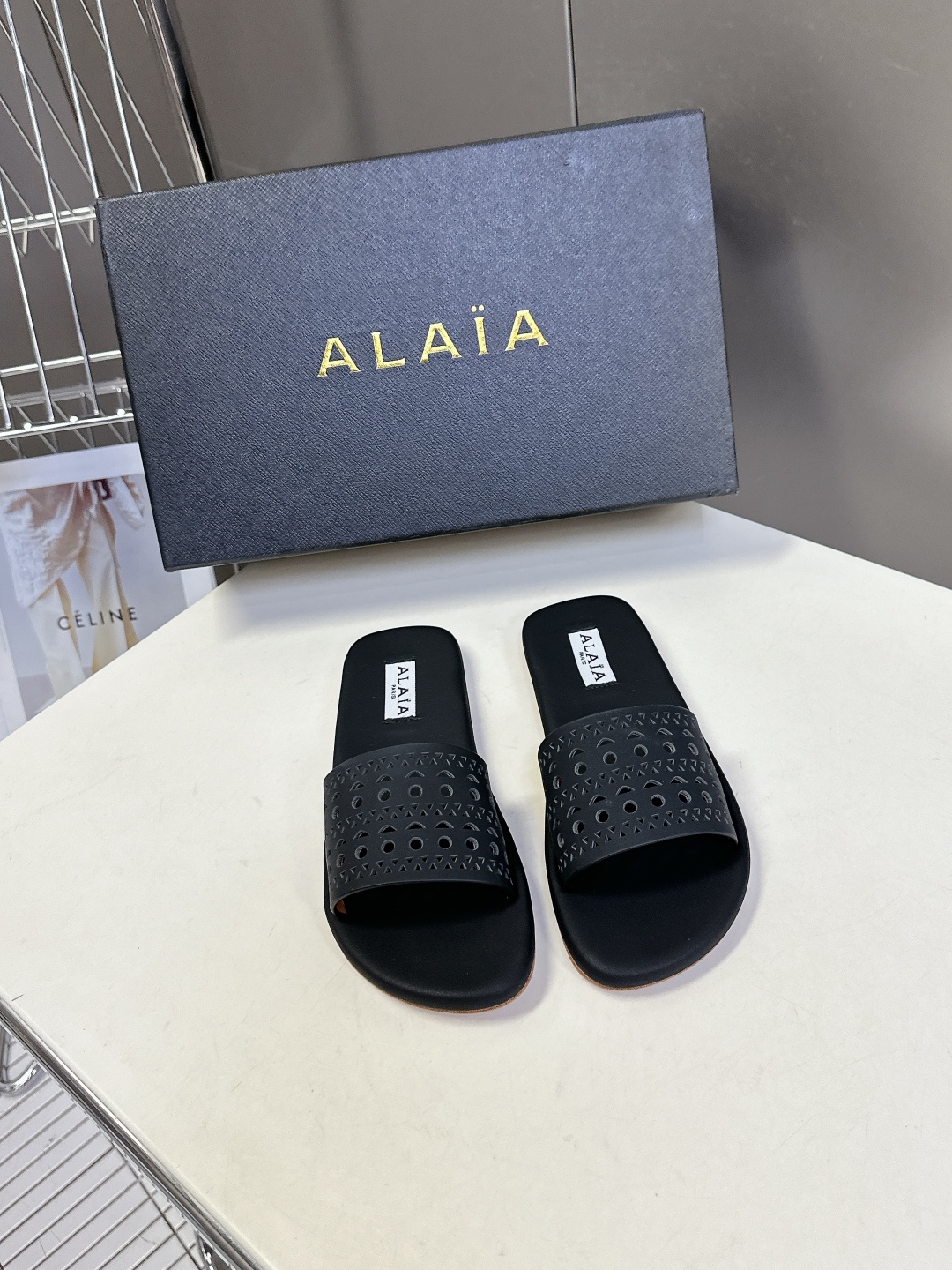  Alaia阿莱雅小众潮牌春夏新款冲孔雕花平底拖鞋
  这品牌这不用多说，是近两年最火之一的品牌，几乎博