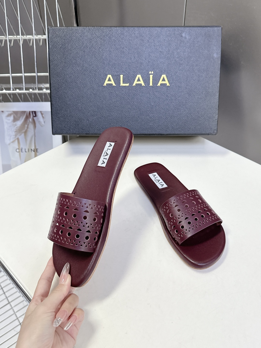  Alaia阿莱雅小众潮牌春夏新款冲孔雕花平底拖鞋
  这品牌这不用多说，是近两年最火之一的品牌，几乎博