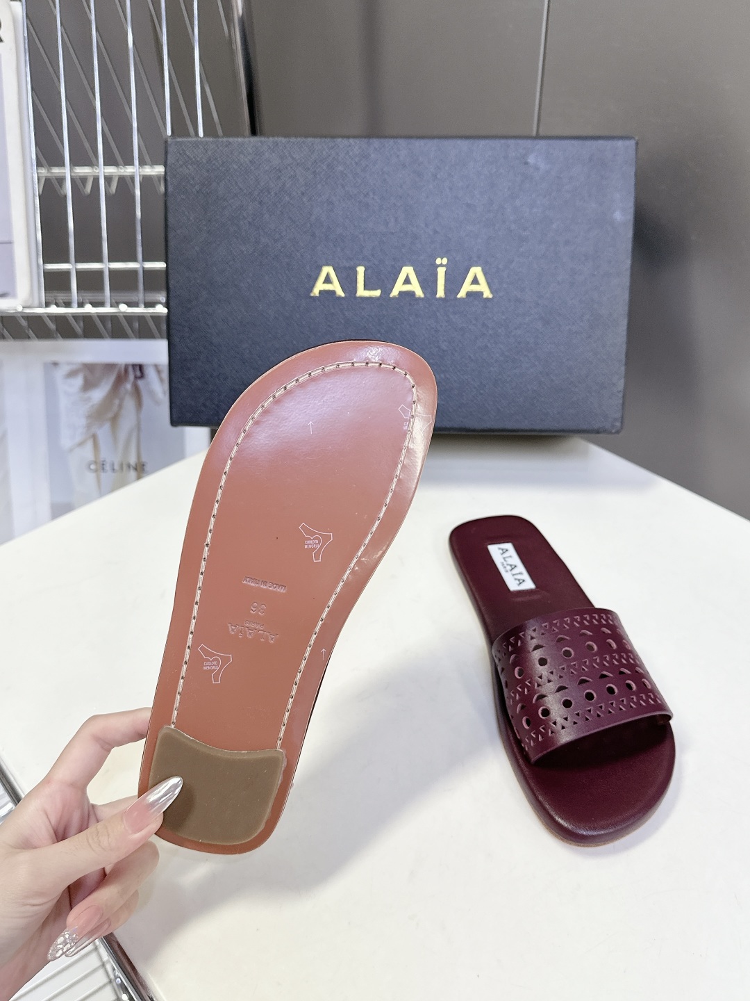  Alaia阿莱雅小众潮牌春夏新款冲孔雕花平底拖鞋
  这品牌这不用多说，是近两年最火之一的品牌，几乎博