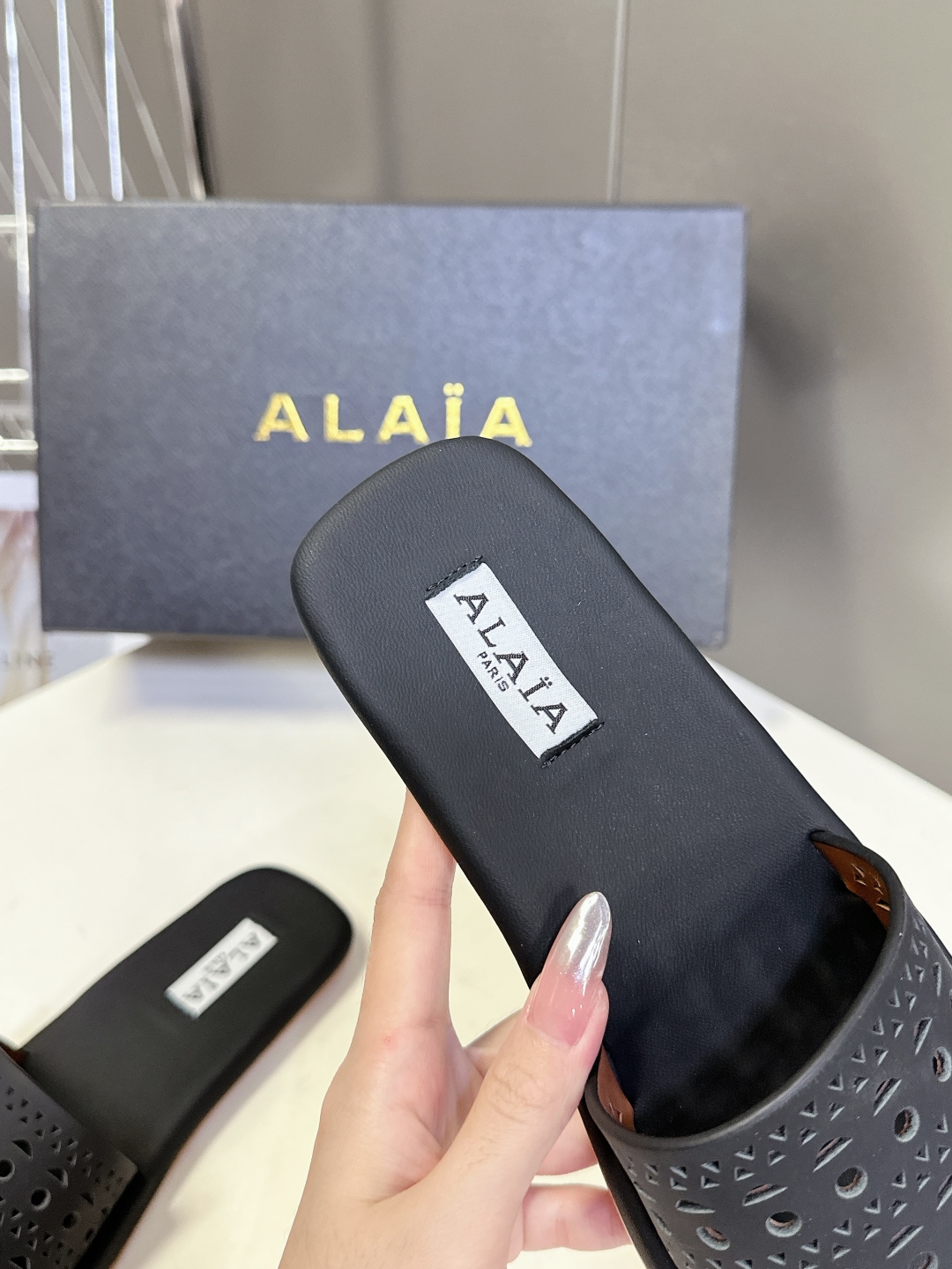  Alaia阿莱雅小众潮牌春夏新款冲孔雕花平底拖鞋
  这品牌这不用多说，是近两年最火之一的品牌，几乎博