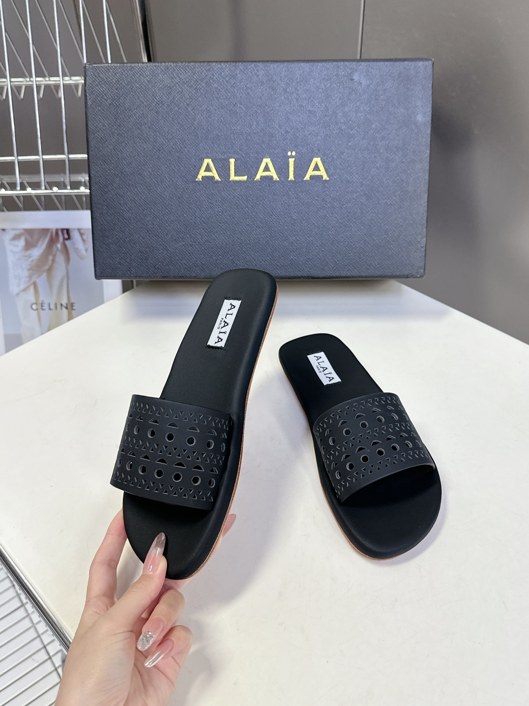  Alaia阿莱雅小众潮牌春夏新款冲孔雕花平底拖鞋
  这品牌这不用多说，是近两年最火之一的品牌，几乎博