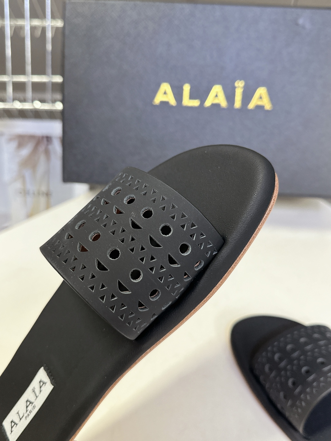  Alaia阿莱雅小众潮牌春夏新款冲孔雕花平底拖鞋
  这品牌这不用多说，是近两年最火之一的品牌，几乎博