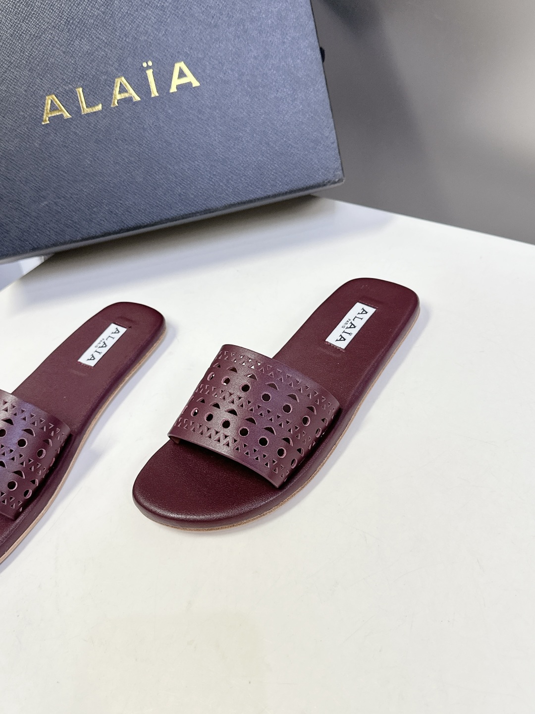  Alaia阿莱雅小众潮牌春夏新款冲孔雕花平底拖鞋
  这品牌这不用多说，是近两年最火之一的品牌，几乎博
