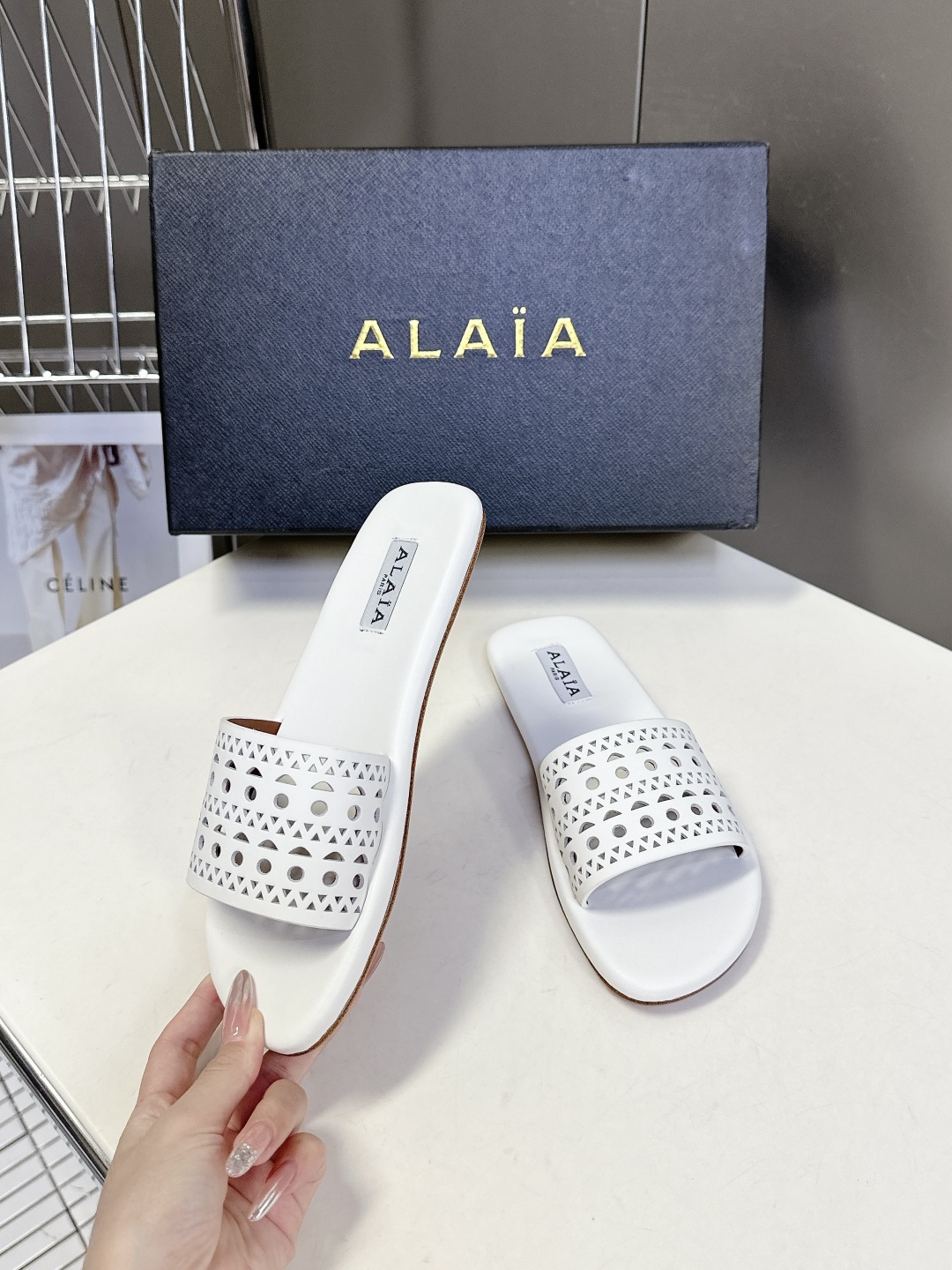  Alaia阿莱雅小众潮牌春夏新款冲孔雕花平底拖鞋
  这品牌这不用多说，是近两年最火之一的品牌，几乎博