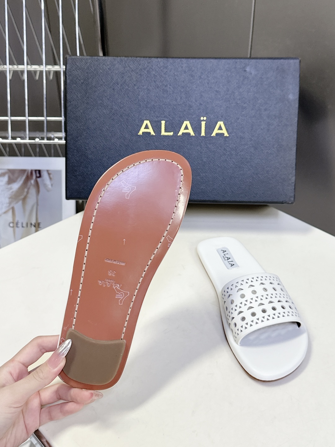  Alaia阿莱雅小众潮牌春夏新款冲孔雕花平底拖鞋
  这品牌这不用多说，是近两年最火之一的品牌，几乎博