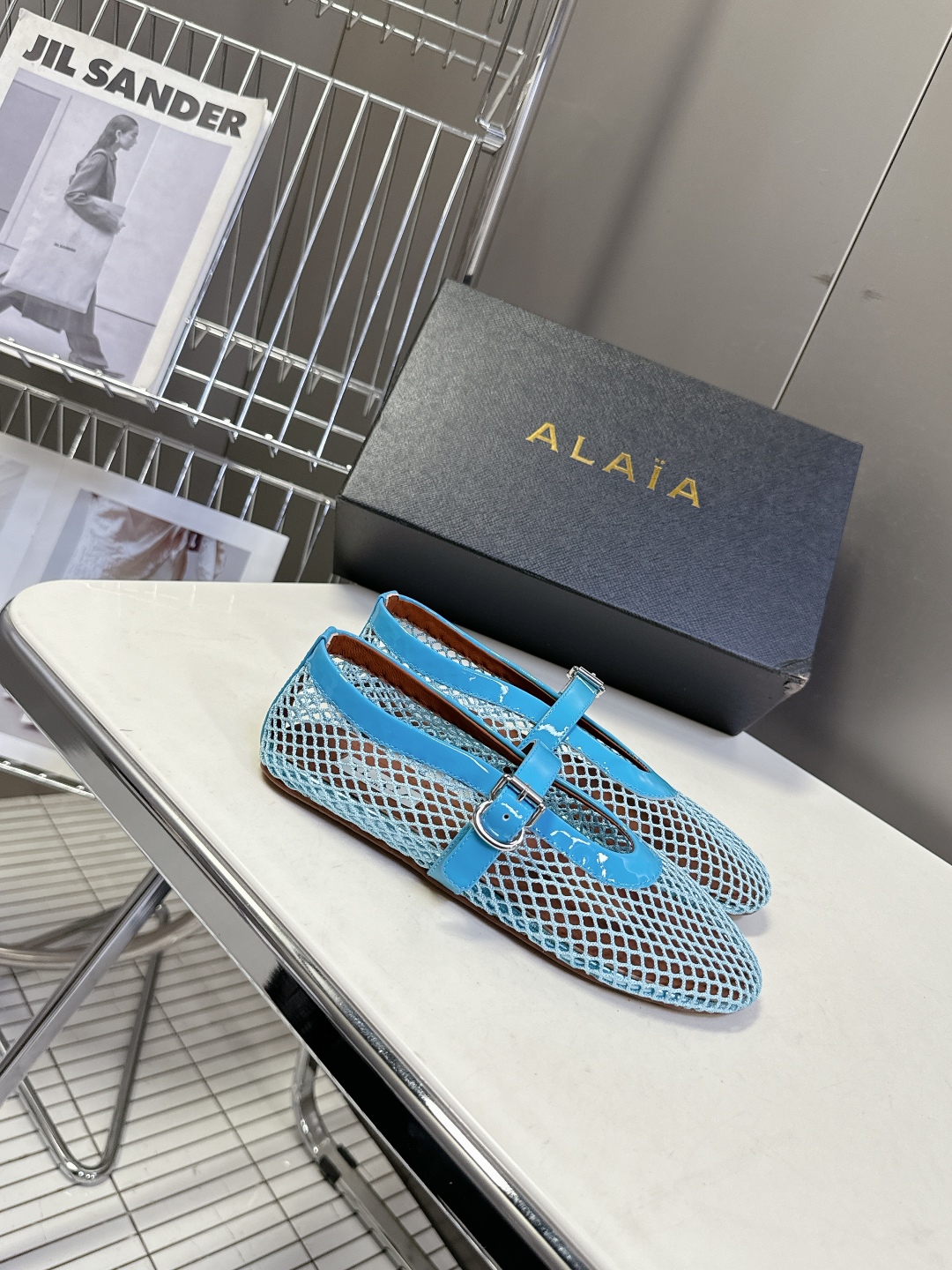 Alaia阿莱亚经典走秀款平底网面芭蕾舞鞋 风靡全球超火的平底鞋
  超多明星时尚博主种草～当下最火的