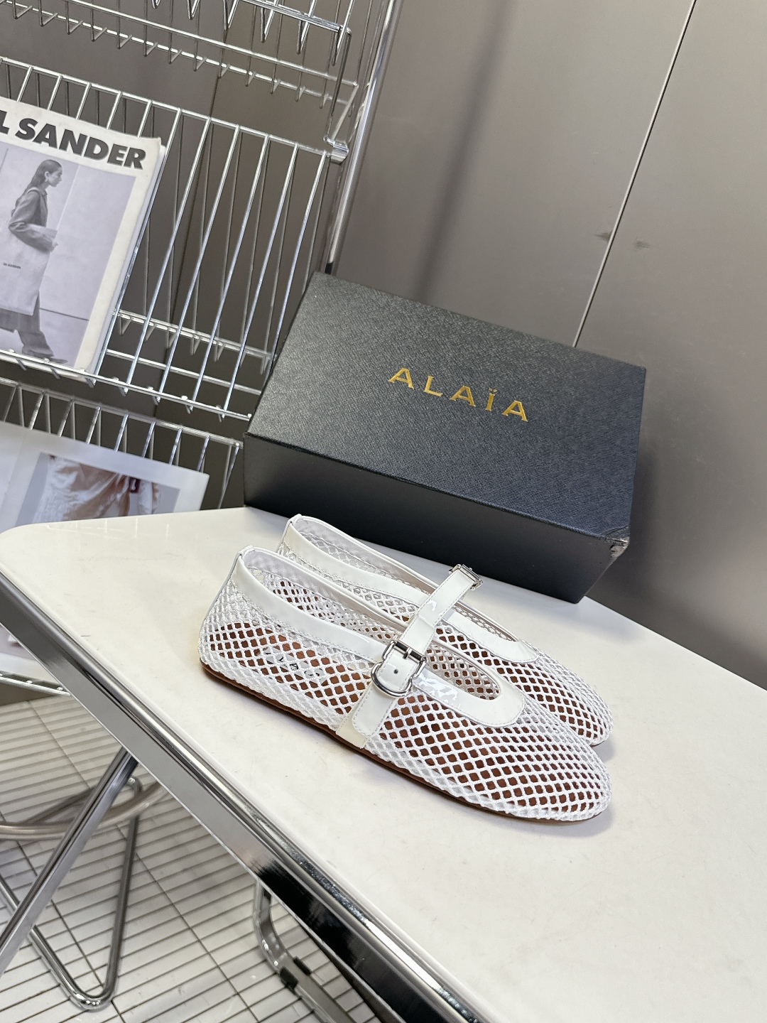  Alaia阿莱亚经典走秀款平底网面芭蕾舞鞋 风靡全球超火的平底鞋
  超多明星时尚博主种草～当下最火的