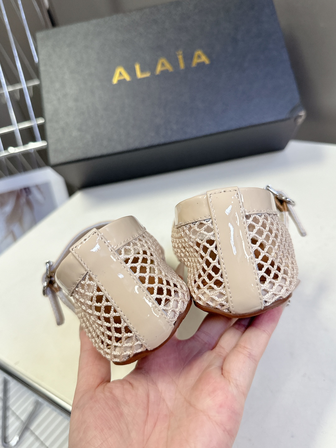  Alaia阿莱亚经典走秀款平底网面芭蕾舞鞋 风靡全球超火的平底鞋
  超多明星时尚博主种草～当下最火的