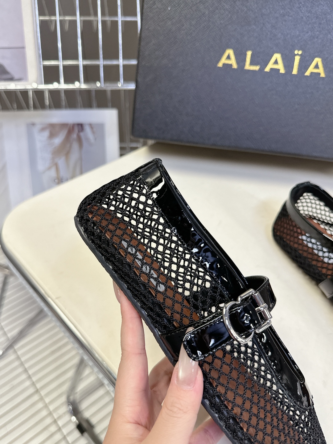  Alaia阿莱亚经典走秀款平底网面芭蕾舞鞋 风靡全球超火的平底鞋
  超多明星时尚博主种草～当下最火的