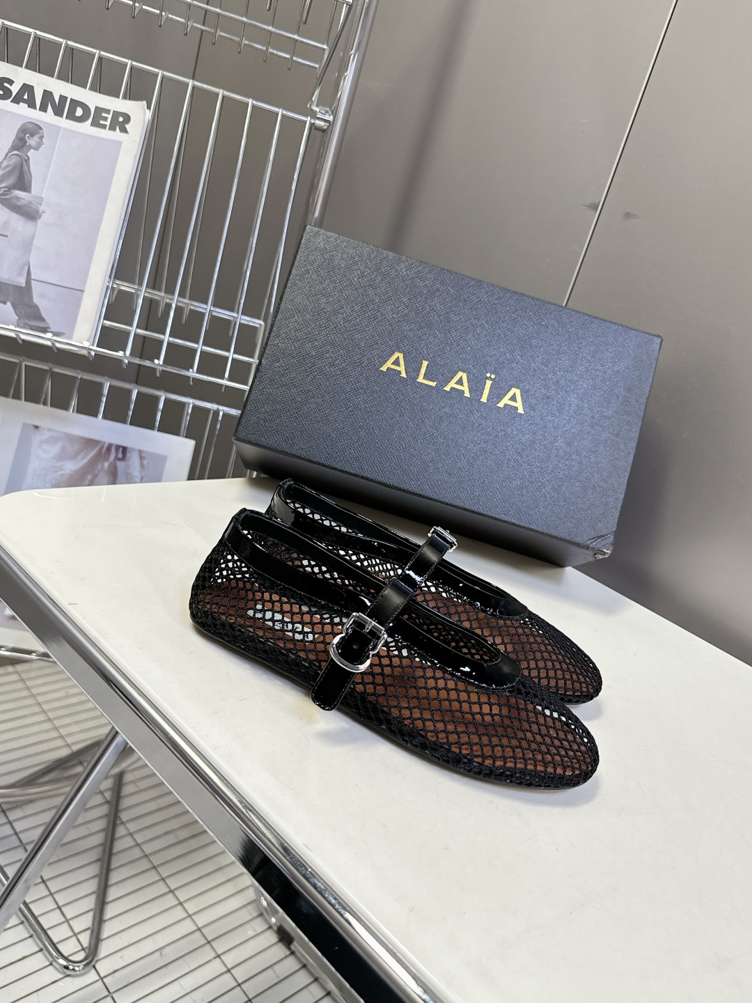  Alaia阿莱亚经典走秀款平底网面芭蕾舞鞋 风靡全球超火的平底鞋
  超多明星时尚博主种草～当下最火的