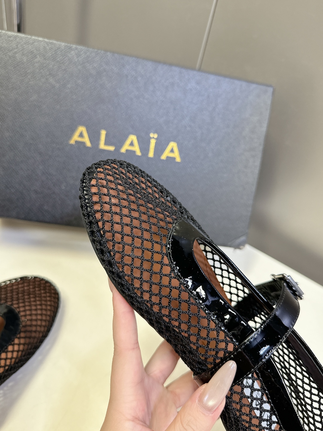  Alaia阿莱亚经典走秀款平底网面芭蕾舞鞋 风靡全球超火的平底鞋
  超多明星时尚博主种草～当下最火的