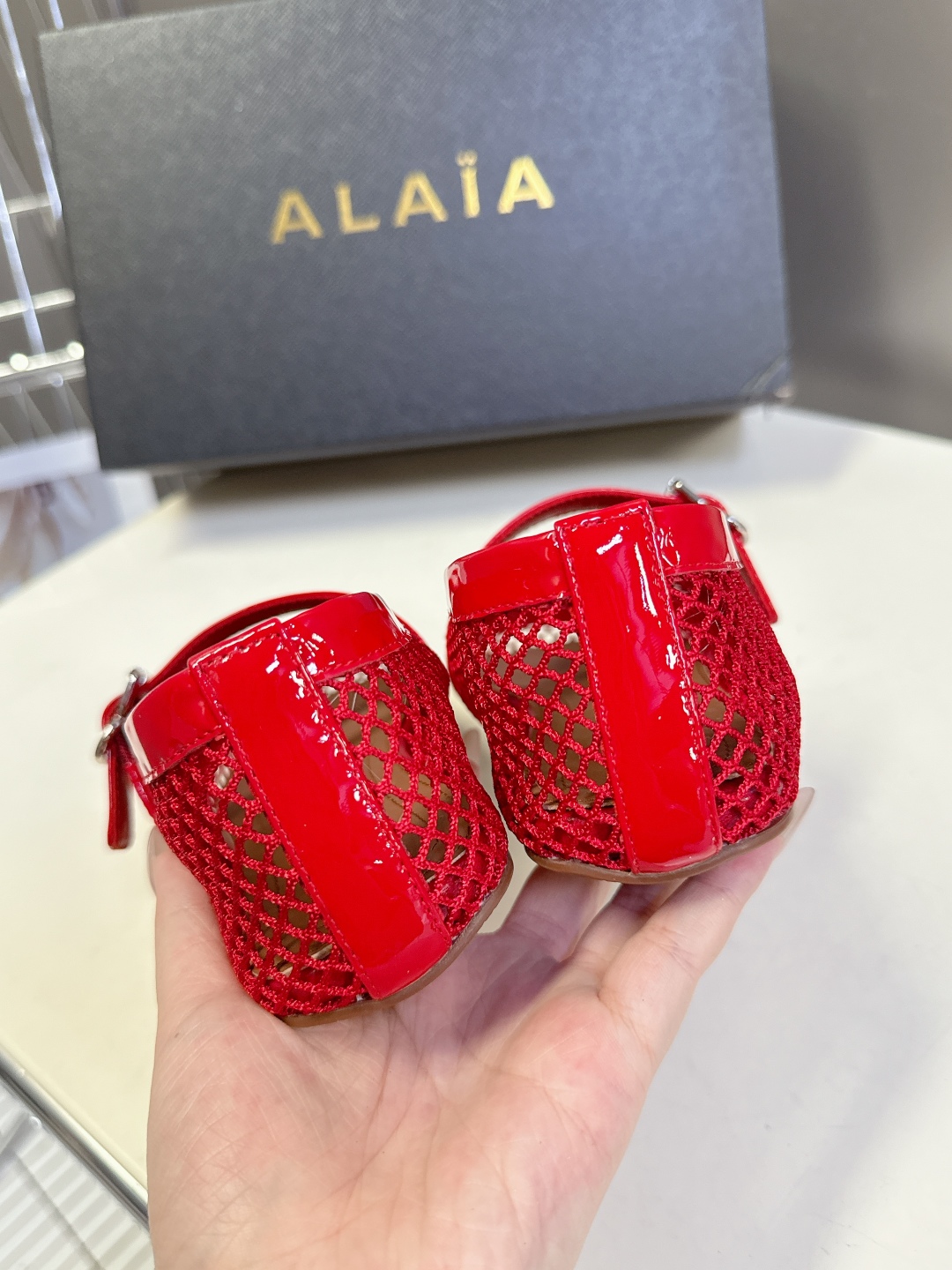  Alaia阿莱亚经典走秀款平底网面芭蕾舞鞋 风靡全球超火的平底鞋
  超多明星时尚博主种草～当下最火的