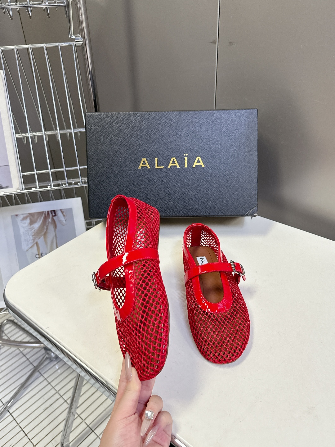  Alaia阿莱亚经典走秀款平底网面芭蕾舞鞋 风靡全球超火的平底鞋
  超多明星时尚博主种草～当下最火的