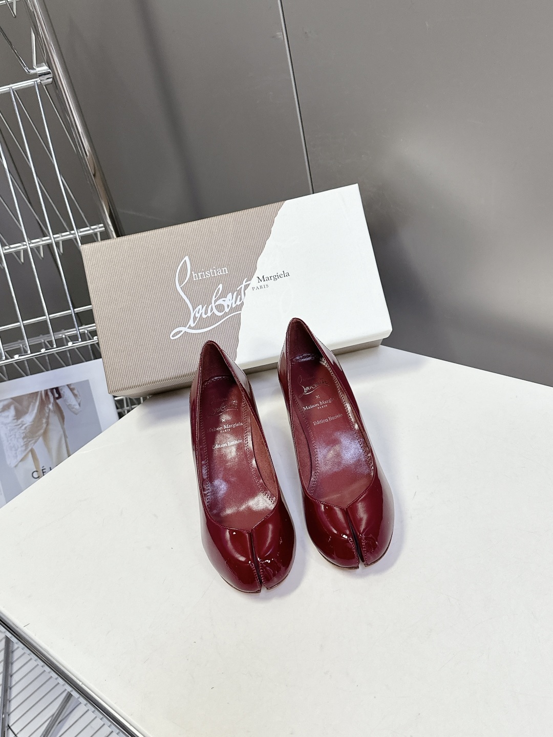 CL 红底鞋x Maison Margiela 分趾联名款高跟鞋
Maison Mar