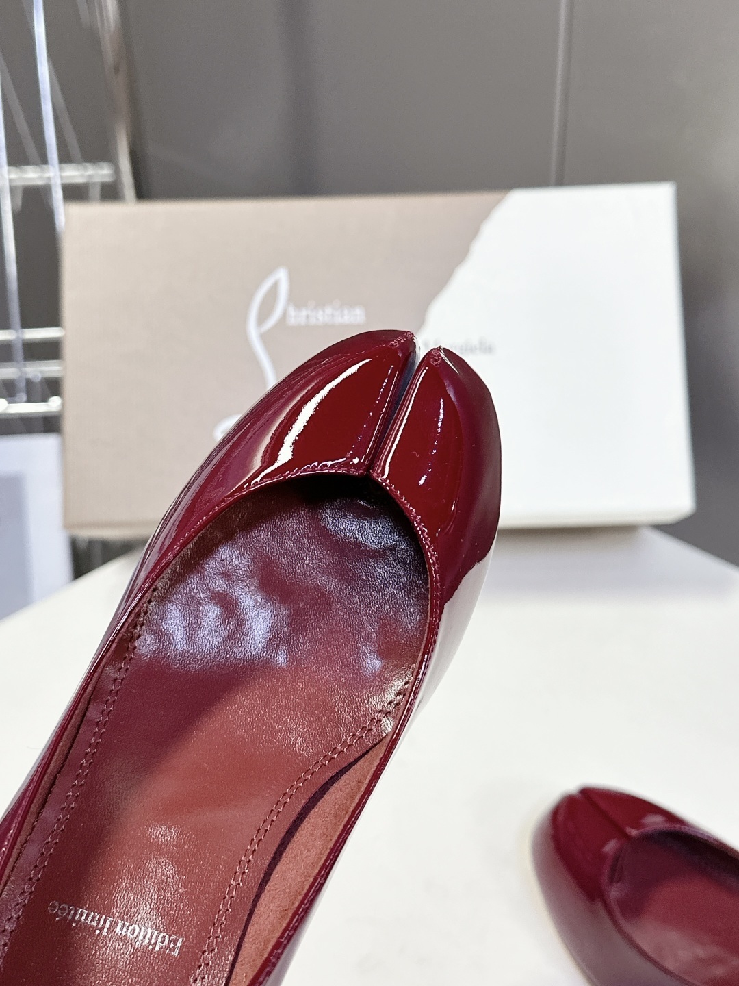 CL 红底鞋x Maison Margiela 分趾联名款高跟鞋
Maison Mar