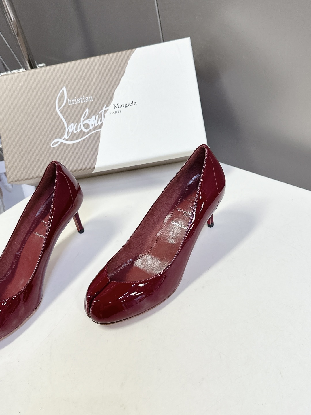 CL 红底鞋x Maison Margiela 分趾联名款高跟鞋
Maison Mar