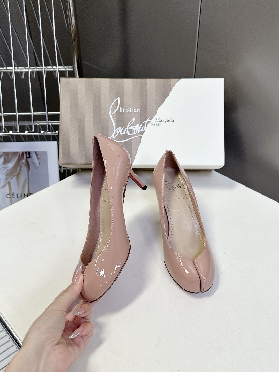 CL 红底鞋x Maison Margiela 分趾联名款高跟鞋
Maison Mar