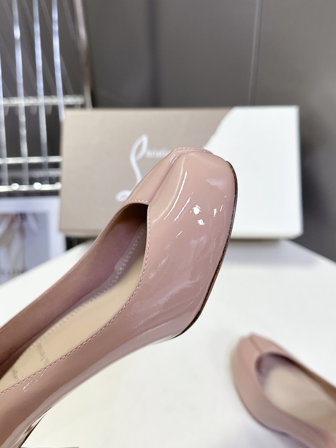 CL 红底鞋x Maison Margiela 分趾联名款高跟鞋
Maison Mar