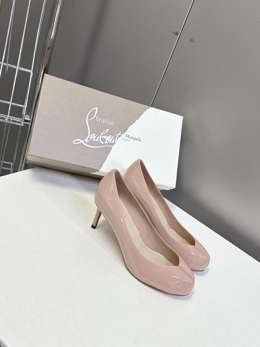 CL 红底鞋x Maison Margiela 分趾联名款高跟鞋
Maison Mar