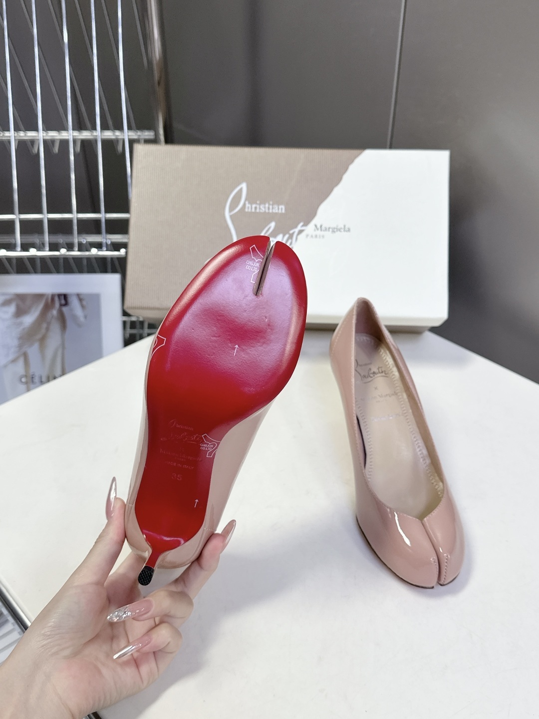 CL 红底鞋x Maison Margiela 分趾联名款高跟鞋
Maison Mar