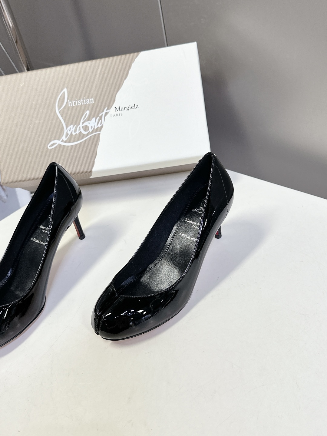 CL 红底鞋x Maison Margiela 分趾联名款高跟鞋
Maison Mar