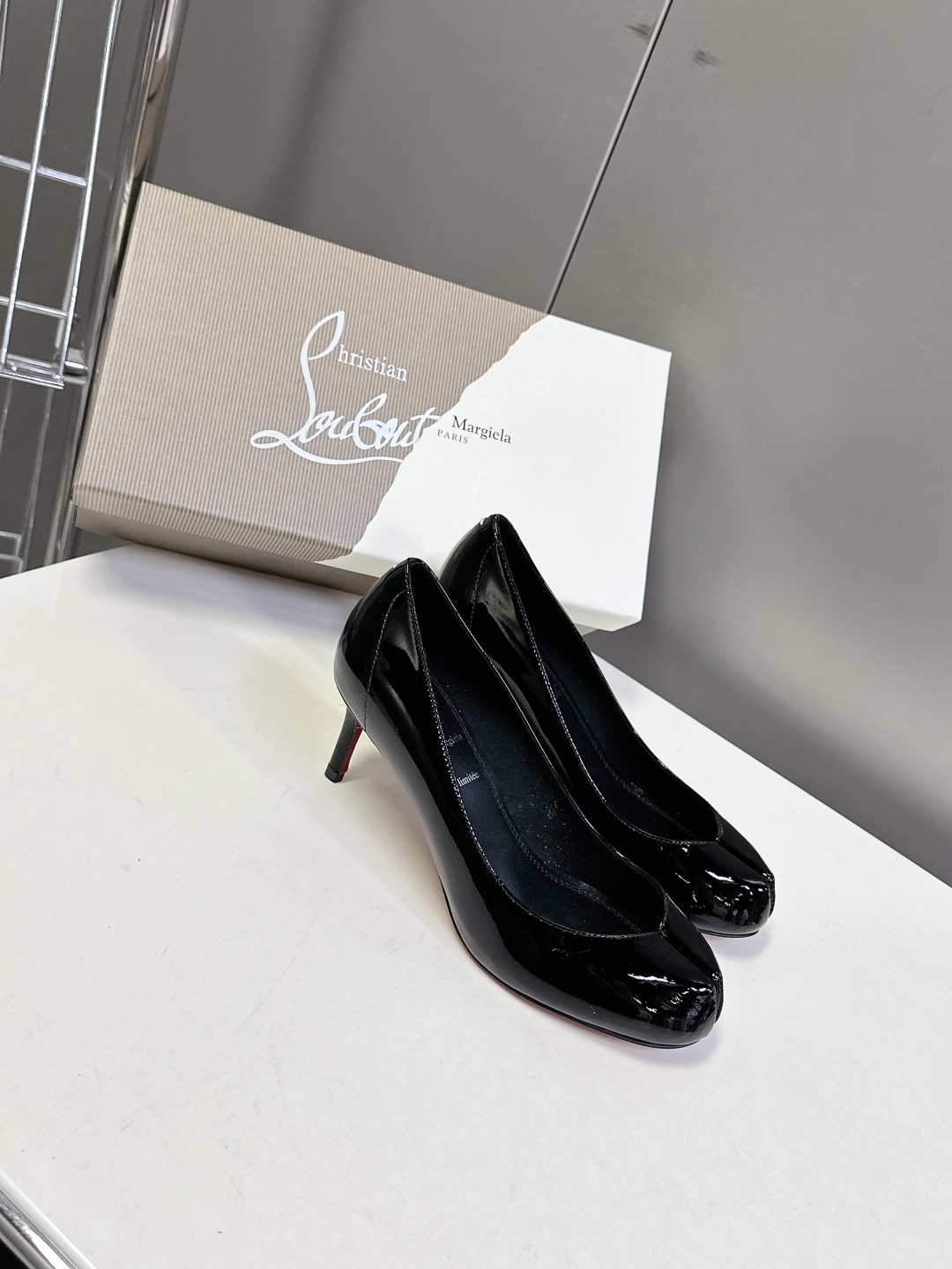 CL 红底鞋x Maison Margiela 分趾联名款高跟鞋
Maison Mar