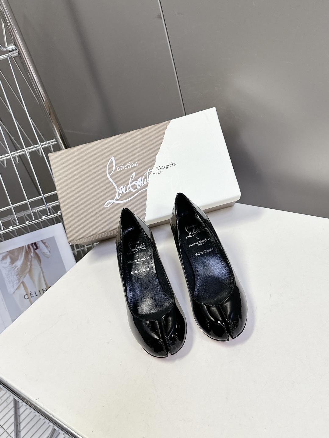 CL 红底鞋x Maison Margiela 分趾联名款高跟鞋
Maison Mar
