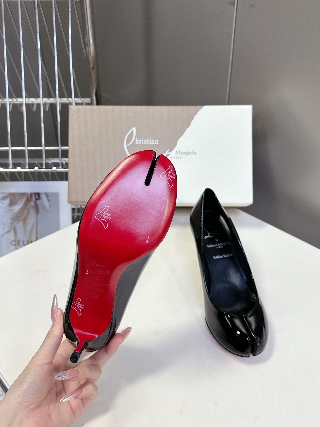 CL 红底鞋x Maison Margiela 分趾联名款高跟鞋
Maison Mar