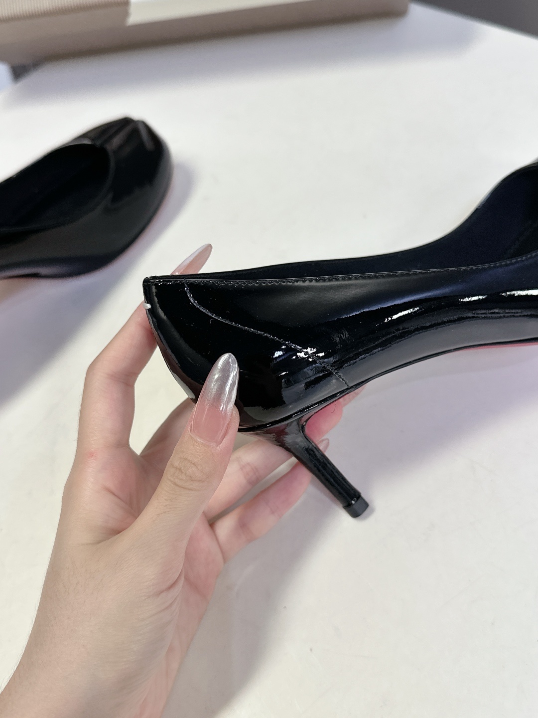 CL 红底鞋x Maison Margiela 分趾联名款高跟鞋
Maison Mar