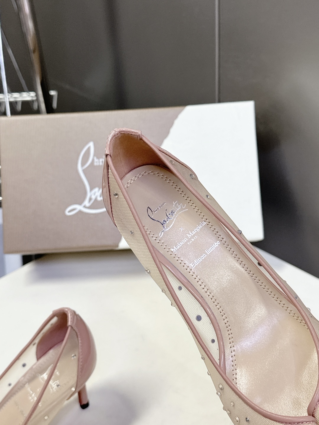 CL 红底鞋x Maison Margiela 分趾联名款高跟鞋
Maison Mar