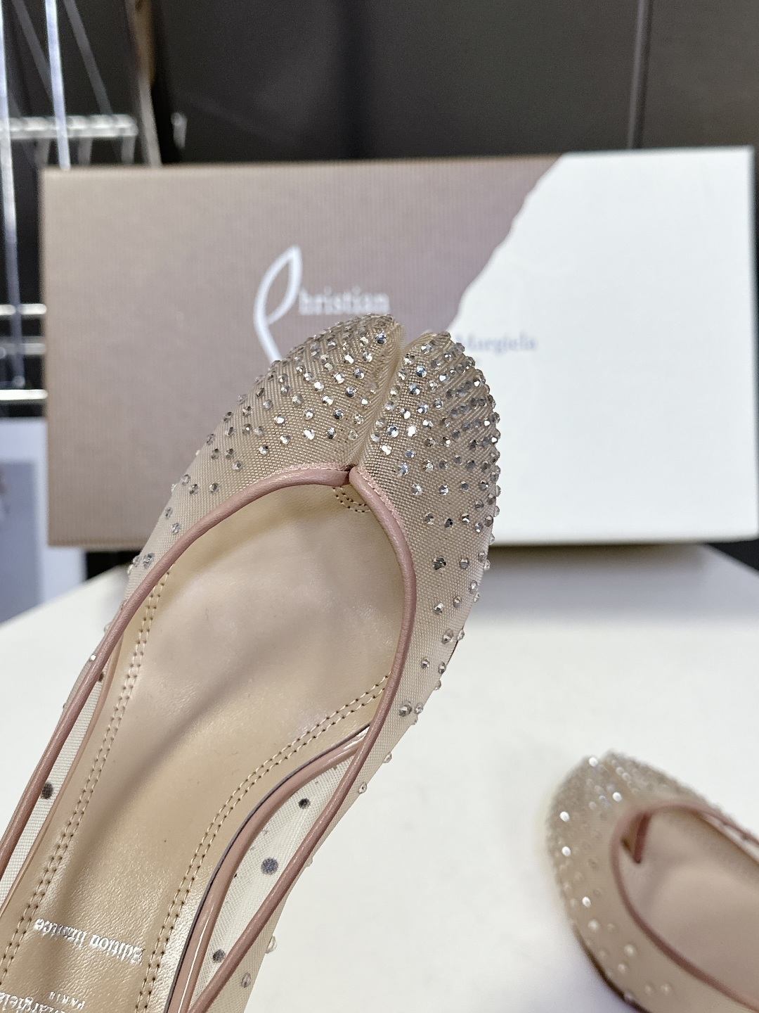 CL 红底鞋x Maison Margiela 分趾联名款高跟鞋
Maison Mar