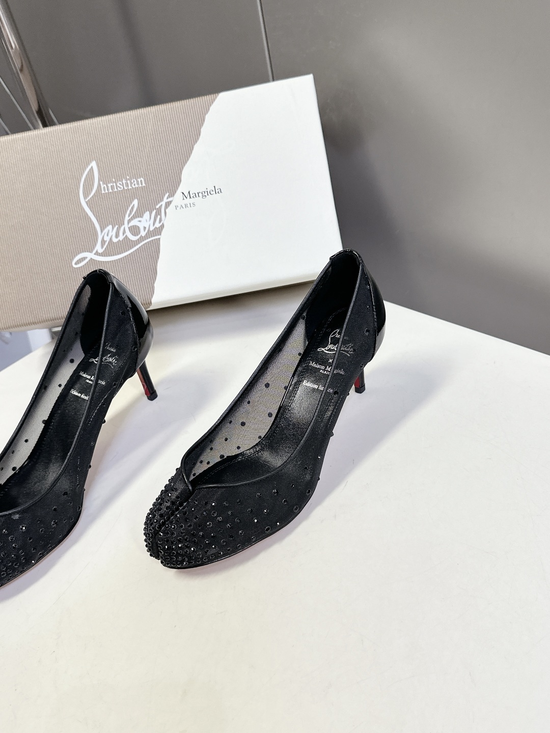 CL 红底鞋x Maison Margiela 分趾联名款高跟鞋
Maison Mar