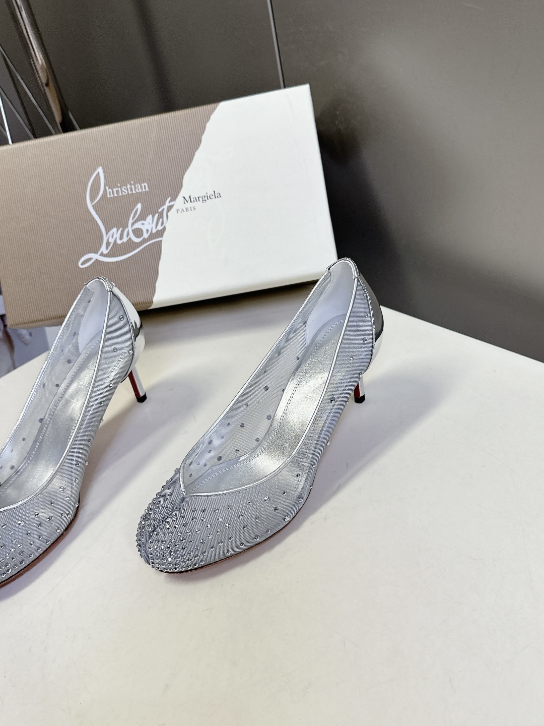 CL 红底鞋x Maison Margiela 分趾联名款高跟鞋
Maison Mar