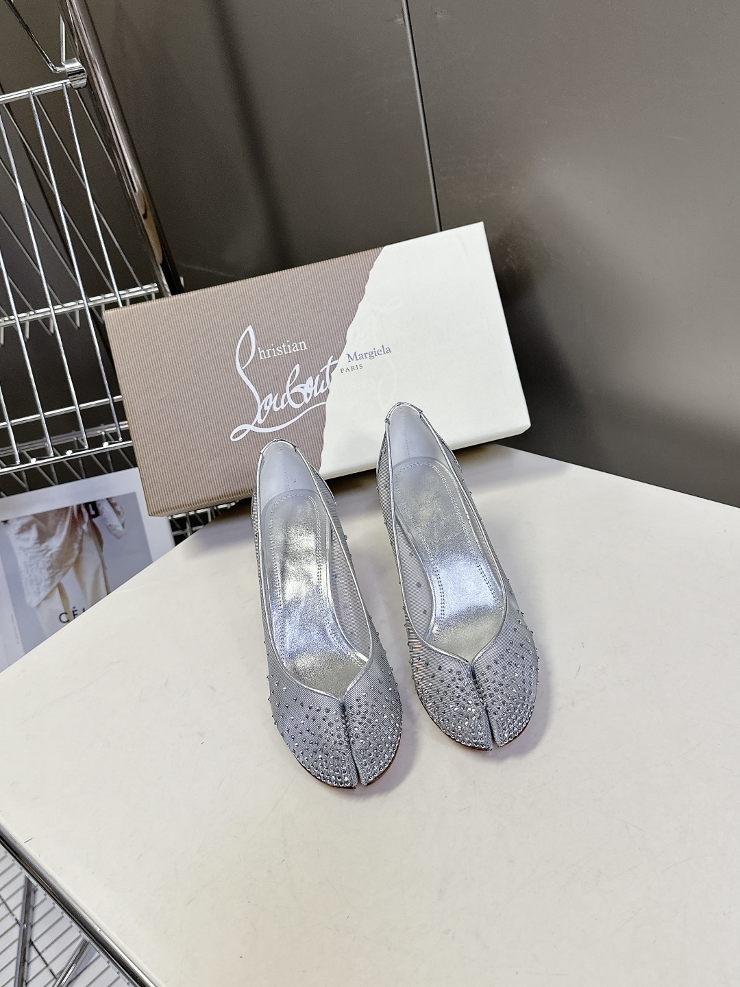 CL 红底鞋x Maison Margiela 分趾联名款高跟鞋
Maison Mar