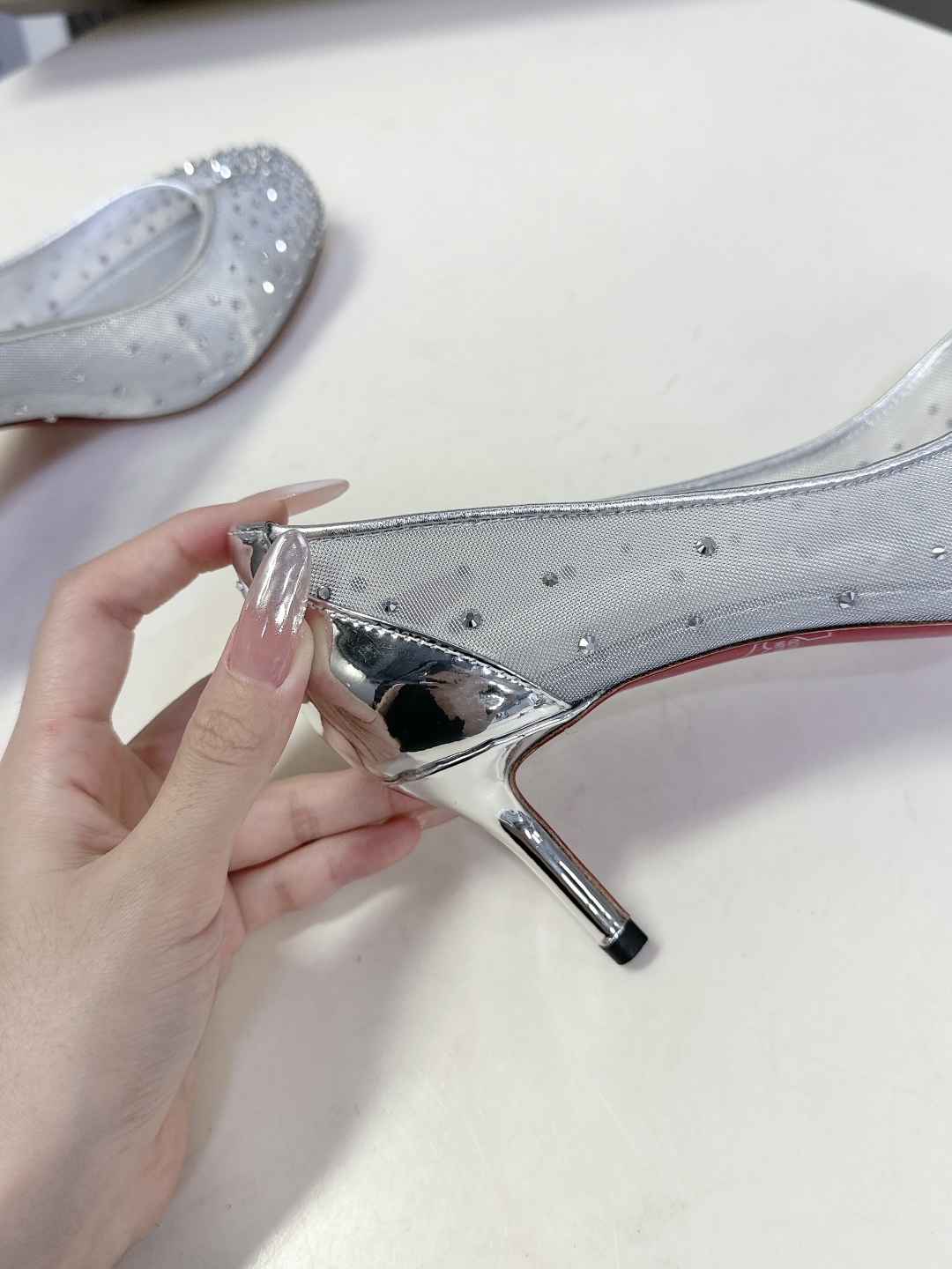 CL 红底鞋x Maison Margiela 分趾联名款高跟鞋
Maison Mar