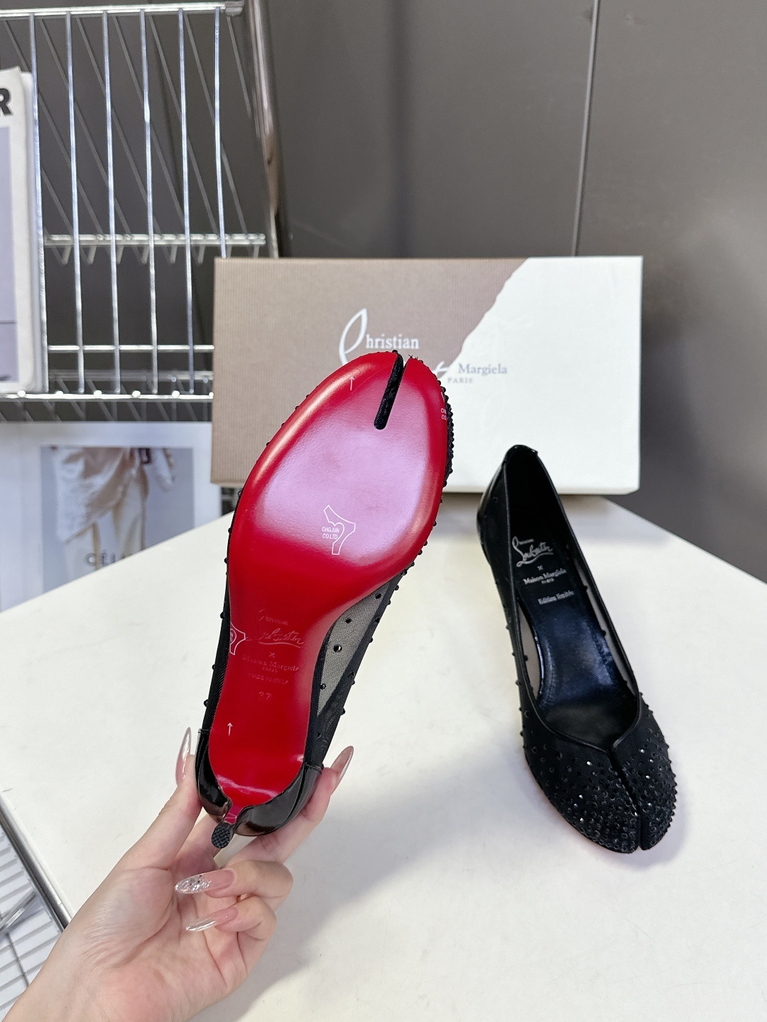 CL 红底鞋x Maison Margiela 分趾联名款高跟鞋
Maison Mar