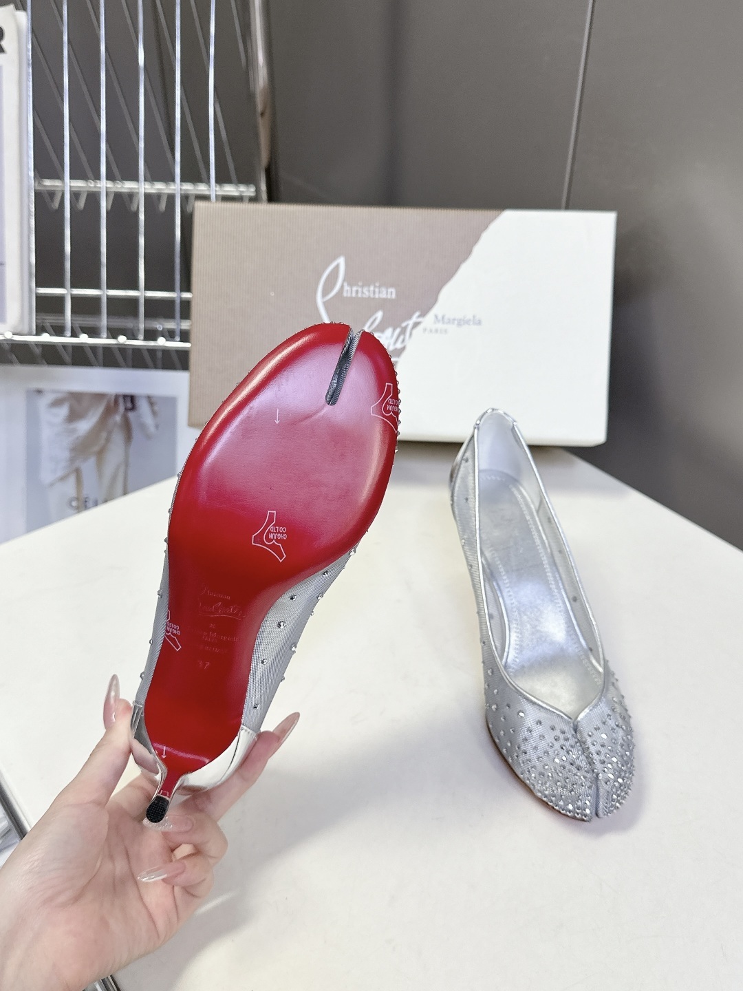 CL 红底鞋x Maison Margiela 分趾联名款高跟鞋
Maison Mar